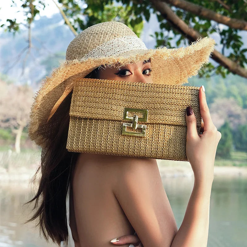 Donna con cappello di paglia e borsa intrecciata beige, sfondo naturale. Accessori moda estivi, eleganza casual, stile boho chic.
