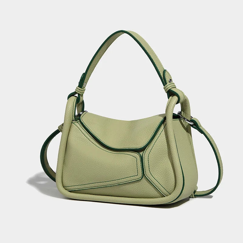 Borsa a tracolla verde chiaro in pelle, design moderno con dettagli cuciti, manico regolabile. Accessorio moda elegante per donna.
