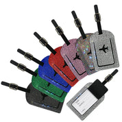 Etichette bagaglio colorate con motivo aereo, fibbie regolabili, spazio per nome e contatti. Accessori viaggio eleganti e funzionali.