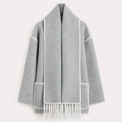 Cappotto grigio in lana con frange, design elegante, dettagli bianchi, moda autunno inverno, abbigliamento donna, stile casual chic.