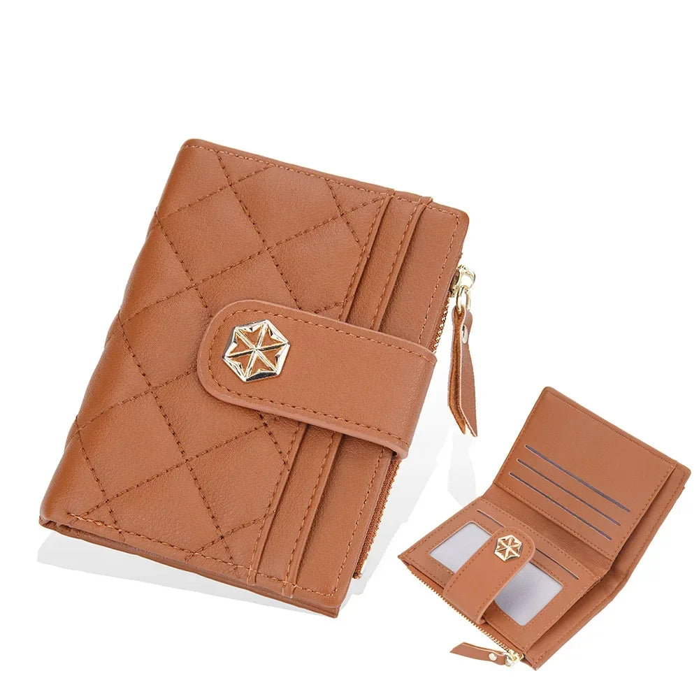 Portafoglio donna in pelle marrone trapuntata con chiusura a bottone, scomparti per carte e monete, design elegante e compatto.