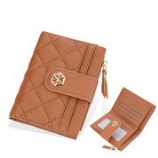 Portafoglio donna in pelle marrone trapuntata con chiusura a bottone, scomparti per carte e monete, design elegante e compatto.