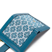 Portafoglio donna in pelle blu con motivo floreale, design elegante e moderno, accessorio moda di lusso, ideale per regali e occasioni speciali.