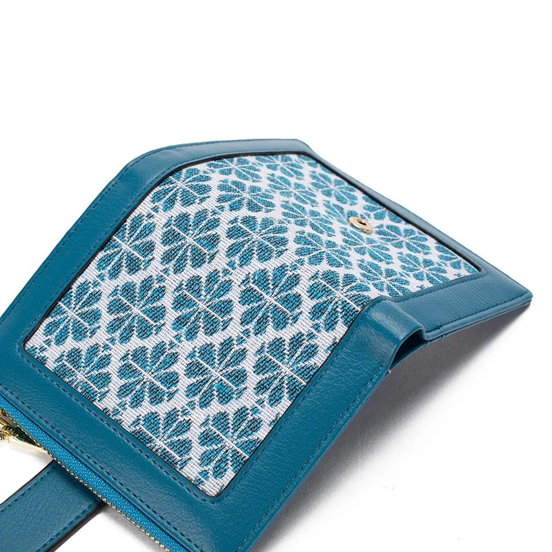Portafoglio donna in pelle blu con motivo floreale, design elegante e moderno, accessorio moda di lusso, ideale per regali e occasioni speciali.