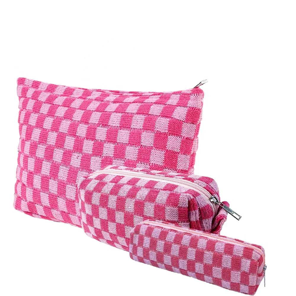 Set di tre astucci a quadretti rosa e bianchi, con cerniera. Ideale per scuola e ufficio. Design moderno e funzionale.