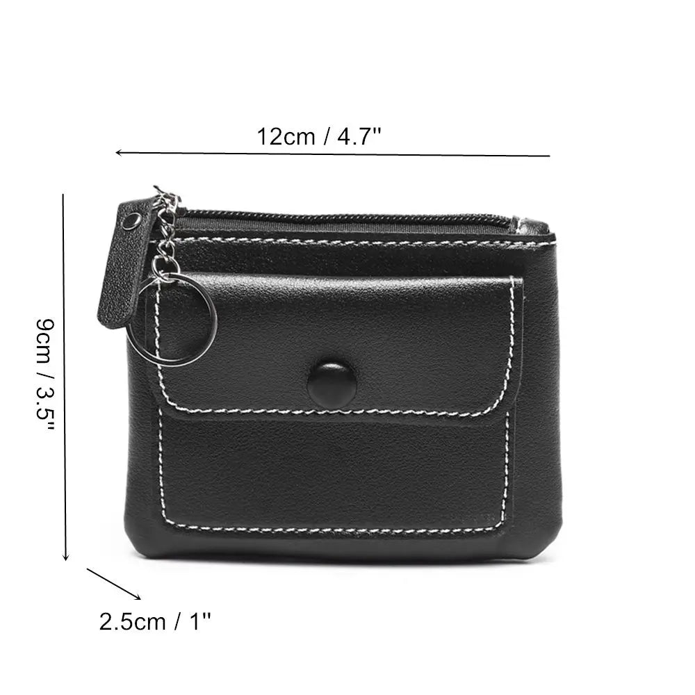 Portafoglio nero in pelle sintetica con portachiavi, tasca frontale con bottone, dimensioni 12x9x2,5 cm. Accessorio moda compatto ed elegante.