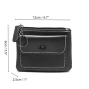 Portafoglio nero in pelle sintetica con portachiavi, tasca frontale con bottone, dimensioni 12x9x2,5 cm. Accessorio moda compatto ed elegante.