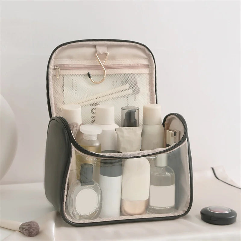 Borsa da toilette trasparente con zip, contenente flaconi di cosmetici e accessori da viaggio. Ideale per organizzare prodotti di bellezza.
