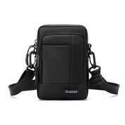 Borsa a tracolla nera da uomo, design compatto, con cerniera e tasche multiple, ideale per viaggi e uso quotidiano. Accessorio moda pratico e moderno.