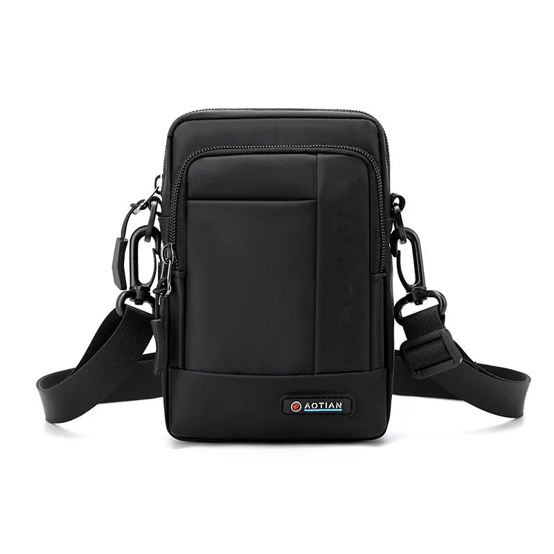 Borsa a tracolla nera da uomo, design compatto, con cerniera e tasche multiple, ideale per viaggi e uso quotidiano. Accessorio moda pratico e moderno.