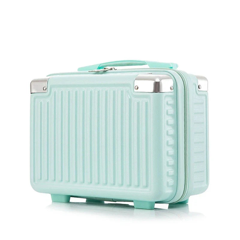 Valigia rigida verde menta, design compatto, angoli rinforzati in metallo, ideale per viaggi brevi. Bagaglio a mano elegante e resistente.
