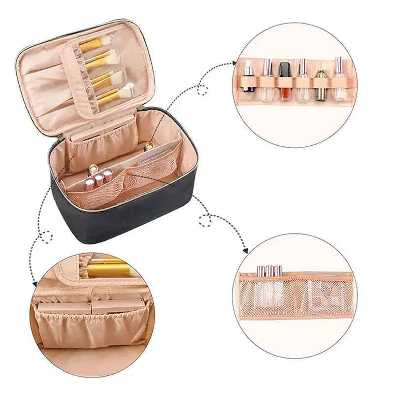Borsa trucco nera con scomparti interni beige, tasche a rete e porta pennelli. Ideale per organizzare cosmetici e accessori di bellezza.