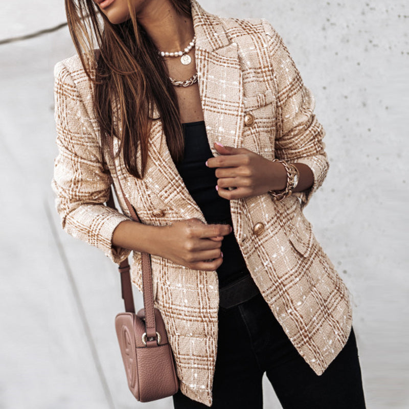 Giacca a quadri beige da donna, elegante e alla moda, abbinata a top nero e borsa a tracolla. Look autunnale chic per ufficio o eventi casual.