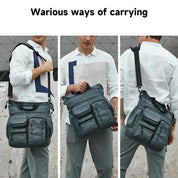 Uomo con borsa a tracolla multifunzionale grigia, indossata in tre modi diversi. Design moderno, ideale per lavoro e viaggio.