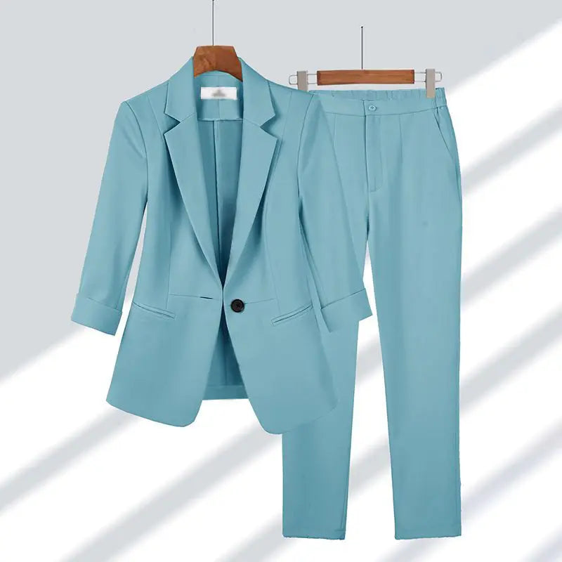 Completo donna elegante azzurro, giacca monopetto e pantaloni abbinati, abbigliamento formale, moda femminile, abito da lavoro.