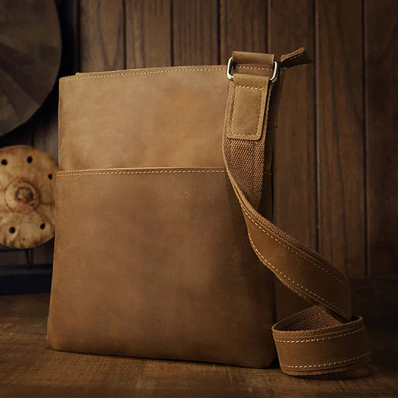 Borsa a tracolla in pelle marrone vintage, design elegante e minimalista, ideale per uomo, accessorio moda, stile casual e resistente.