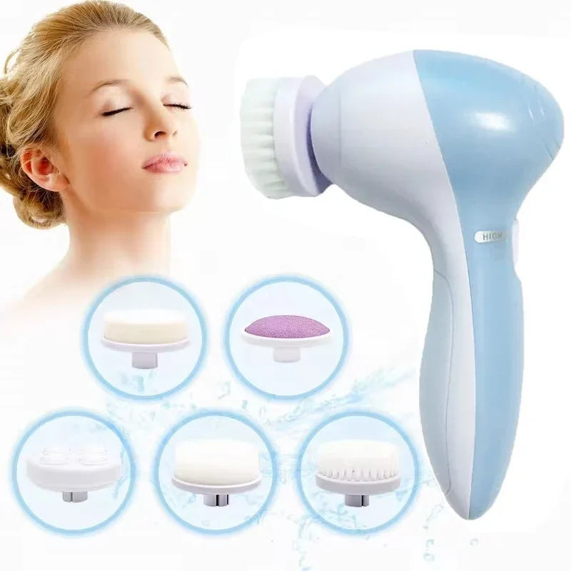 Dispositivo per pulizia viso elettrico con testine intercambiabili, massaggio e esfoliazione. Cura della pelle, bellezza, igiene personale.