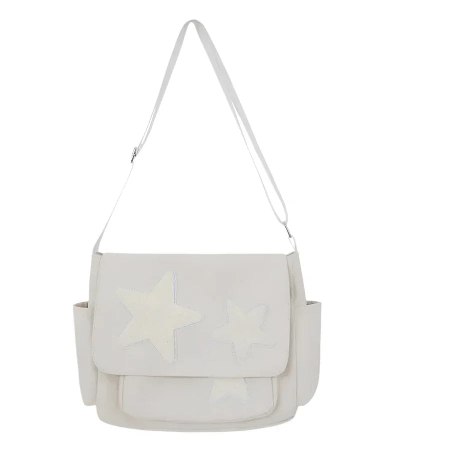 Borsa a tracolla bianca con stelle, design elegante, tasche laterali, perfetta per moda donna. Accessorio versatile e trendy.