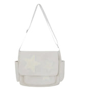 Borsa a tracolla bianca con stelle, design elegante, tasche laterali, perfetta per moda donna. Accessorio versatile e trendy.