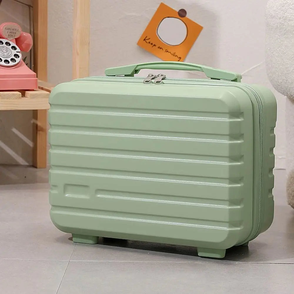 Valigia rigida verde menta su pavimento, design moderno, chiusura a zip, ideale per viaggi, bagaglio a mano, stile elegante e funzionale.