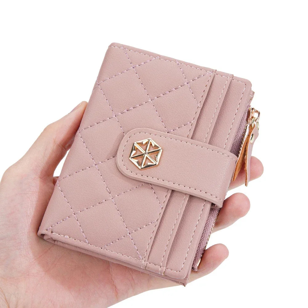 Portafoglio donna rosa in pelle sintetica, design trapuntato, chiusura a bottone, cerniera dorata, compatto e elegante, accessorio moda.