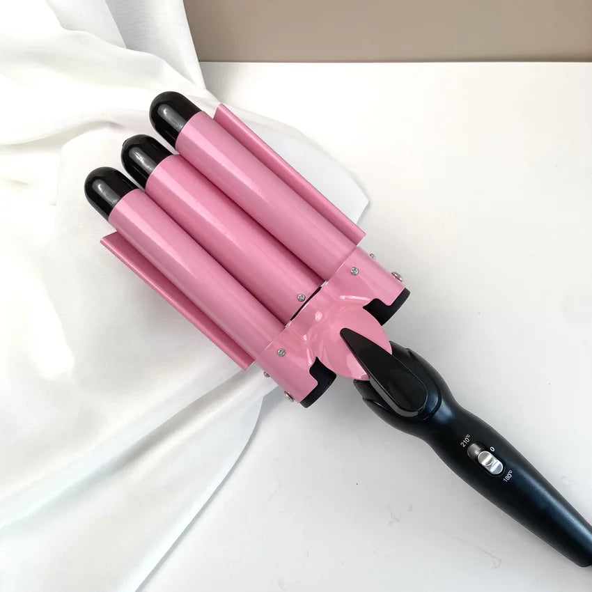 Ferro arricciacapelli triplo rosa, design professionale, manico ergonomico nero, ideale per onde morbide e styling capelli, su sfondo bianco.