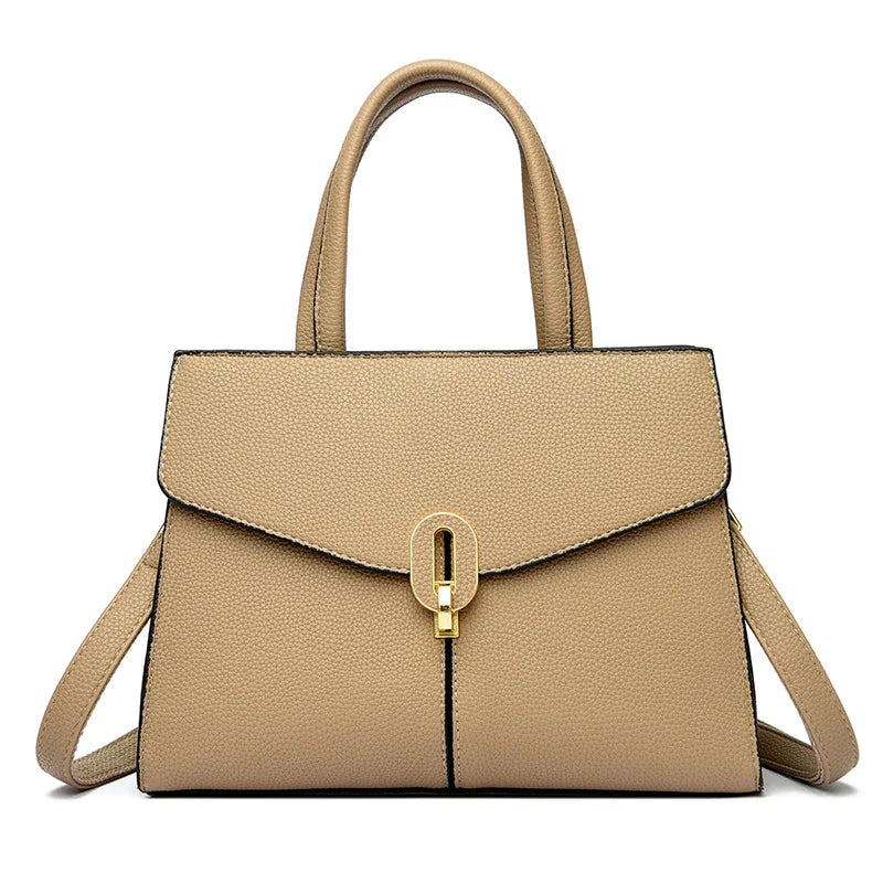 Borsa a mano elegante in pelle beige con chiusura dorata, design moderno, ideale per moda femminile e accessori di lusso.