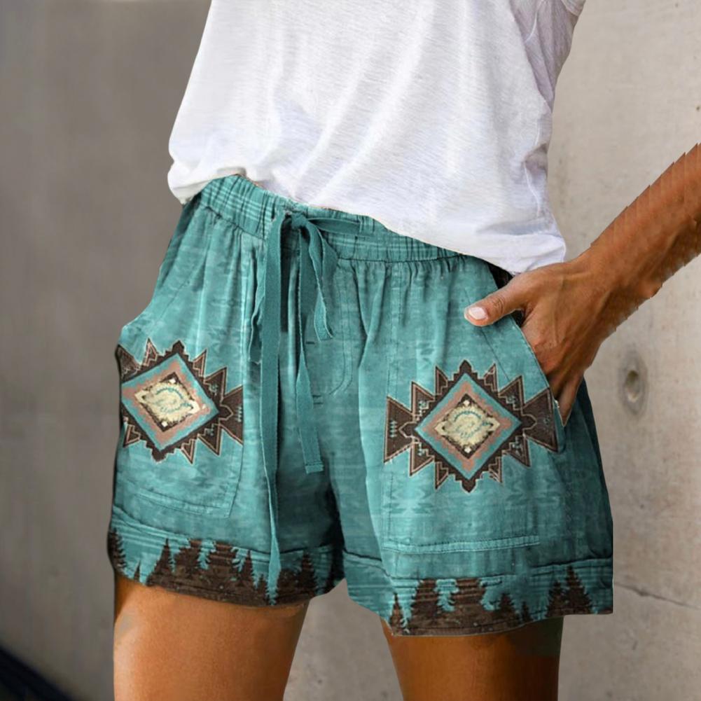 Shorts verdi da donna con tasche, motivo geometrico etnico, tessuto leggero, elastico in vita, perfetti per l'estate e il tempo libero.