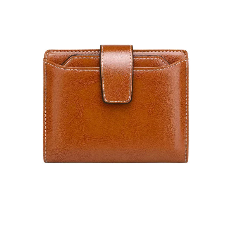 Portafoglio in pelle marrone con chiusura a bottone, design elegante e compatto, ideale per uomo e donna. Accessorio moda di alta qualità.