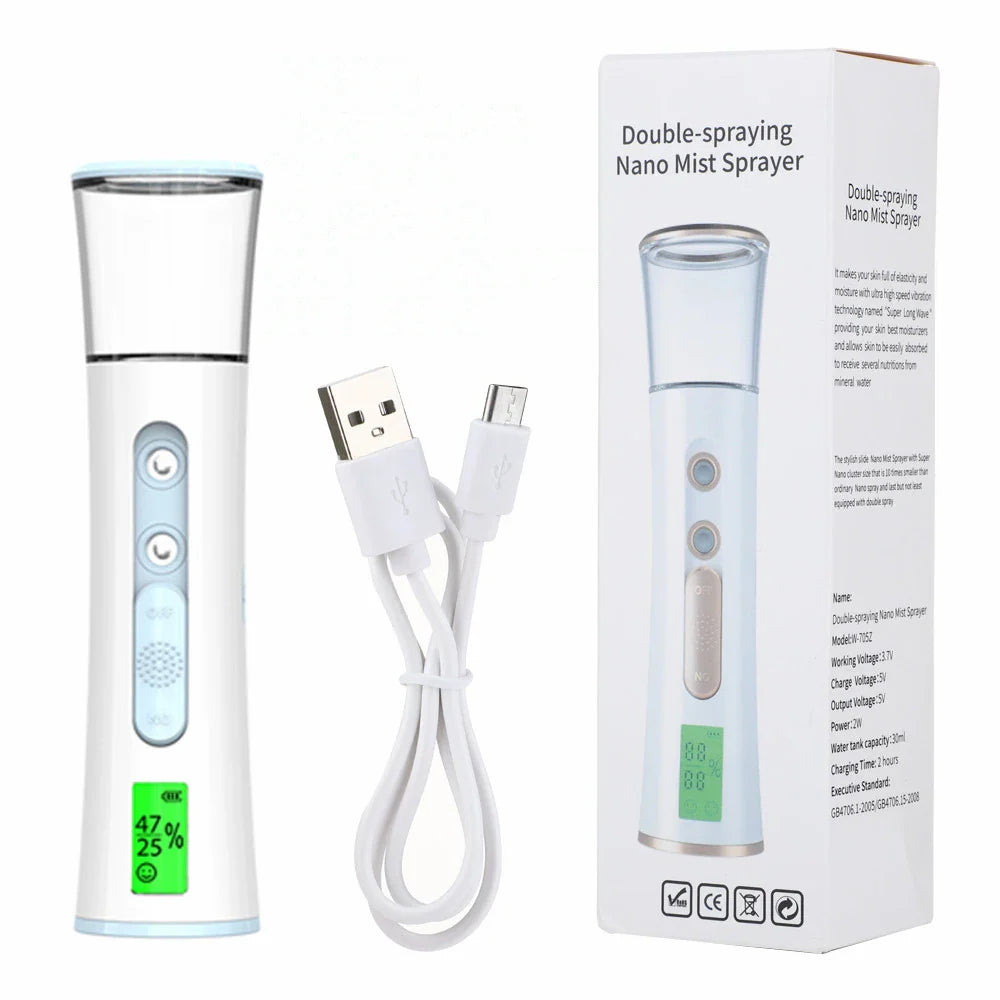 Spruzzatore nano portatile bianco con display LED, cavo USB e confezione. Idratazione viso, cura della pelle, ricaricabile, tecnologia avanzata.