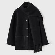 Cappotto nero elegante con sciarpa abbinata, bottoni frontali, tasche applicate, design invernale caldo, moda donna, tessuto di lana.