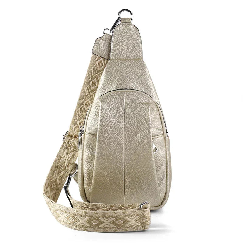 Zaino monospalla in pelle beige con tracolla regolabile decorata, design elegante e moderno, ideale per moda e praticità quotidiana.