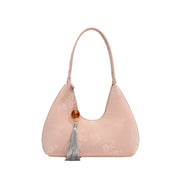 Borsa a spalla rosa chiaro con motivo floreale, decorata con nappina grigia e perla marrone. Elegante accessorio moda donna.