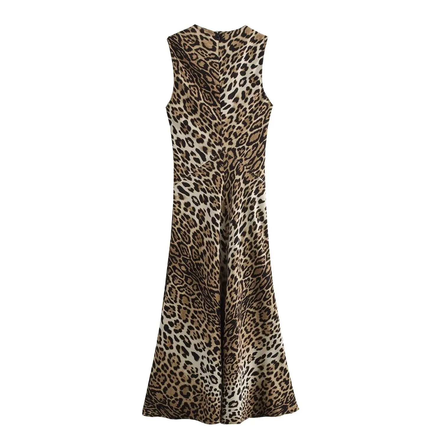 Abito lungo senza maniche con stampa leopardata, elegante e alla moda, perfetto per occasioni speciali. Tessuto leggero e design moderno.