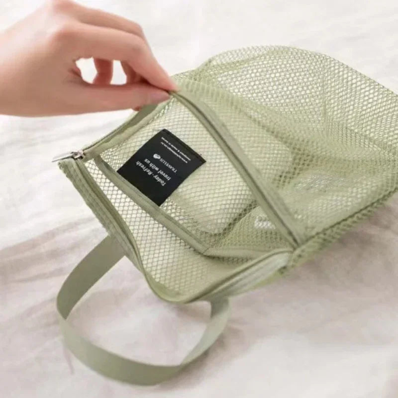 Borsa a rete verde chiaro con cerniera, ideale per organizzare cosmetici o accessori da viaggio. Design leggero e traspirante.