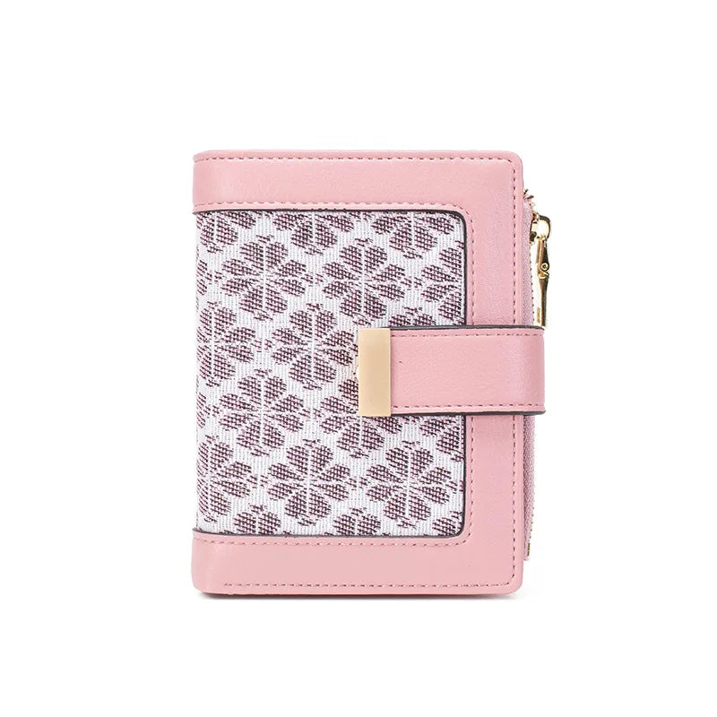 Portafoglio donna rosa con motivo geometrico, chiusura a scatto, cerniera dorata, design elegante e compatto, accessorio moda femminile.