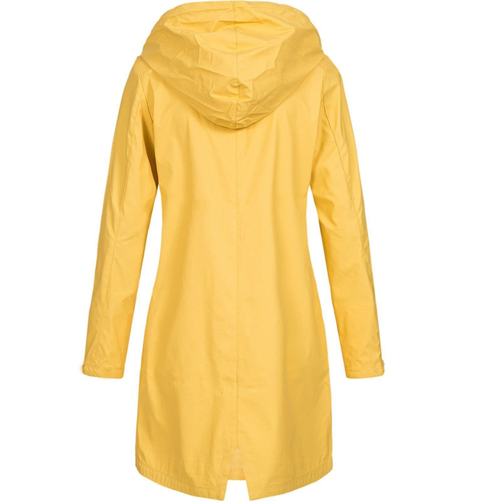 Giacca impermeabile gialla con cappuccio, design lungo, ideale per pioggia. Moda donna, abbigliamento outdoor, tessuto resistente all'acqua.