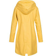 Giacca impermeabile gialla con cappuccio, design lungo, ideale per pioggia. Moda donna, abbigliamento outdoor, tessuto resistente all'acqua.