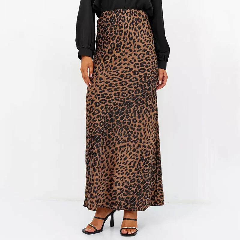 Gonna lunga leopardata donna, elegante e alla moda, perfetta per look casual e serate. Tessuto morbido, design animalier, abbinata a sandali neri.