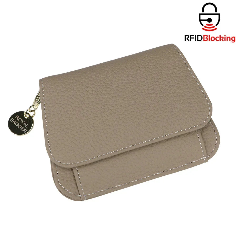 Portafoglio donna in pelle beige con protezione RFID, chiusura a zip, design compatto, marchio Royal Bagger. Accessorio moda elegante e sicuro.