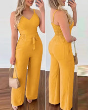 Tuta gialla elegante da donna, senza maniche, con cintura in vita e pantaloni larghi. Perfetta per moda estiva e look casual chic.
