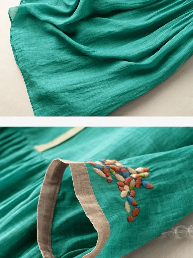 Abito verde in lino con dettagli ricamati colorati sulle maniche, tessuto morbido e leggero, moda estiva donna, abbigliamento casual elegante.