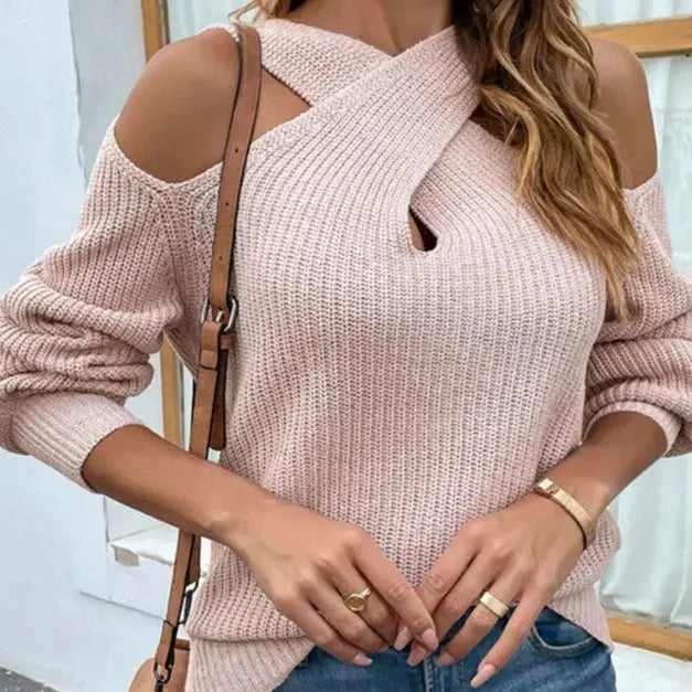 Maglione rosa donna con spalle scoperte, design intrecciato, abbinato a jeans. Stile casual chic, perfetto per moda autunnale.