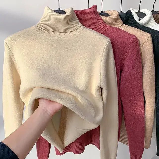 Maglioni a collo alto in lana, colori assortiti: beige, rosso, nero, bianco. Moda autunno-inverno, abbigliamento caldo e confortevole.