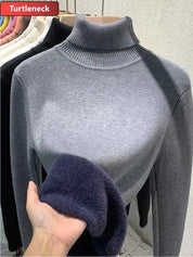 Maglione dolcevita grigio in lana, manica lunga, esposto su manichino. Tessuto morbido, ideale per moda autunno-inverno.