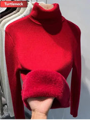 Maglione dolcevita rosso in lana, manica lunga, esposto su appendiabiti. Design elegante e caldo, ideale per moda autunno-inverno.