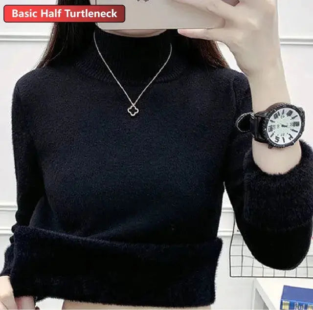 Maglione nero a collo alto, orologio da polso grande, collana con ciondolo a croce. Moda donna, abbigliamento invernale elegante.