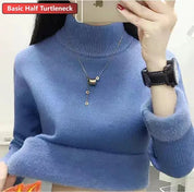 Maglione donna blu a collo alto, orologio nero al polso, collana dorata. Stile casual, moda autunno inverno, abbigliamento femminile elegante.