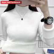 Maglione bianco a collo alto, maniche lunghe, indossato con orologio nero e collana. Elegante e versatile per moda autunnale e invernale.