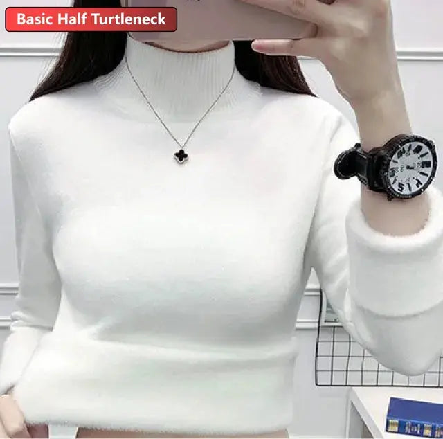 Maglione bianco a collo alto, maniche lunghe, indossato con orologio nero e collana. Elegante e versatile per moda autunnale e invernale.